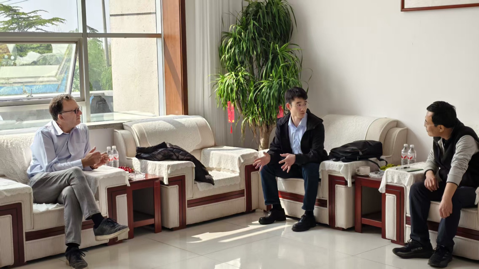Lounge conversation · In-depth chat in the reception lounge